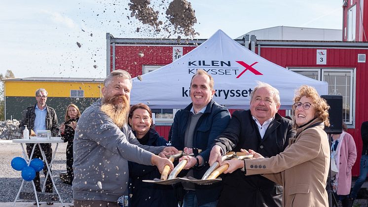 Tom Lundqvist Kilenkrysset, Carina Lindell Kilenkrysset, Mats Berg Alfa Laval, Jan Persson Kilenkrysset och Susanne Dannelind Alfa Laval tar tillsammans det första spadtaget.