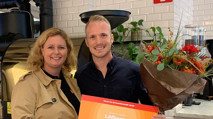 Anna-Karin Thörne från Circle K lämnar över priset Årets Produkt 2020 till Jesper Weslien på Löfbergs.