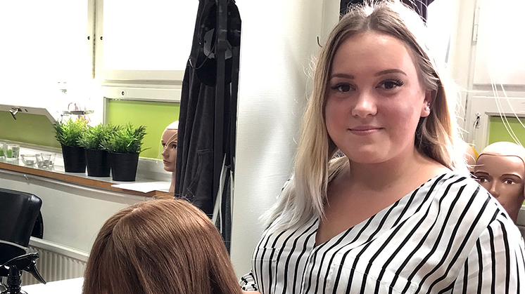 Zuzanna som läser Hantverksprogrammet med inriktning frisör, på Realgymnasiet i Lund.