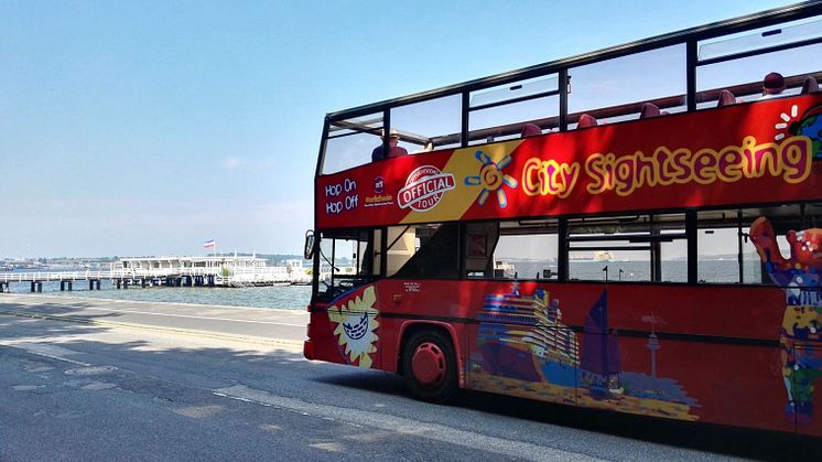 Seit 2016 ist der beliebte rote Doppeldeckerbus in Kiel unterwegs. Ab sofort auch umweltschonend mit Elektroantrieb