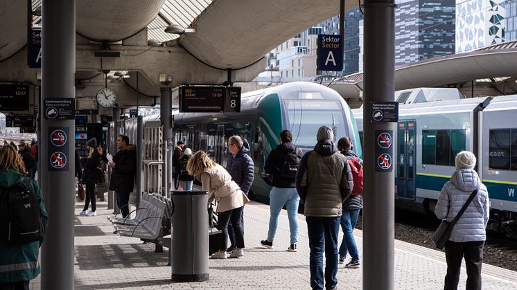 Antall reiser med tog og buss har økt til tross for en tøff vinter med forsinkelser og problemer.