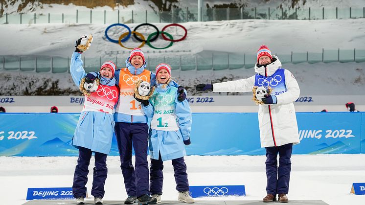 Johannes Thingnes Bø illustrerer "meteren" etter at det norske laget vant blandet stafetten i skiskyting under OL i Beijing 2022. Foto: Heiko Junge / NTB (nedlastbart bilde lenger ned)