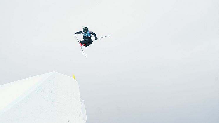 Oliwer Magnusson under big air-kvalet i Bakuriani. Foto: MATEUSZ KIELPINSKI@FIS