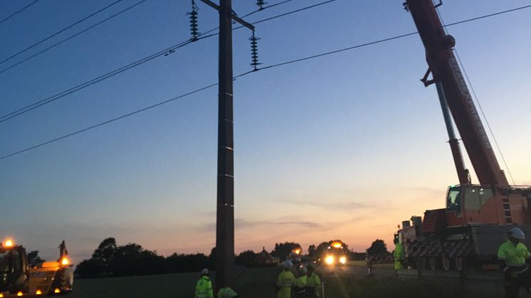 Reparationen av den kraftstolpe som en lastbil körde ner kvällen den 6 juni 2018.