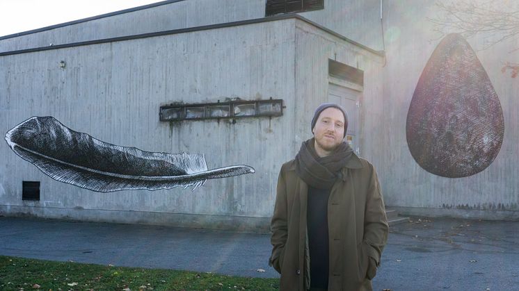 Johan Stenbeck och delar av muralmålningen  på Panncentralen på Hjorthöjden i Ronneby.  Foto: Dalia Mikonyté