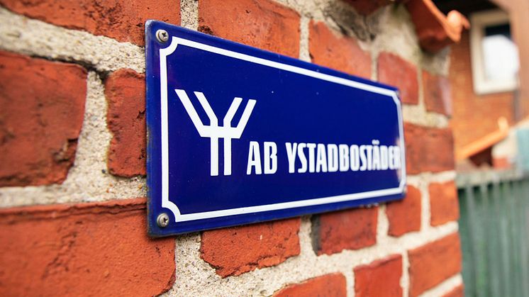 SafeTeam har installerat digitalt låssystem med fysiska nycklar hos Ystads kommunala bostadsbolag, Ystadbostäder.