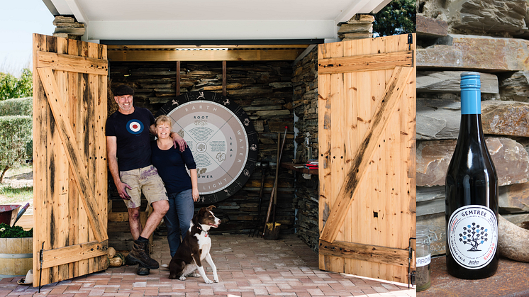 Melissa och Mike Brown framför den biodynamiska kalendern samt Gemtree Organic Shiraz