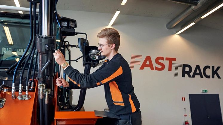 Felix Brymell arbetar som montör för FastTrack i utrustningslinan i Eslöv