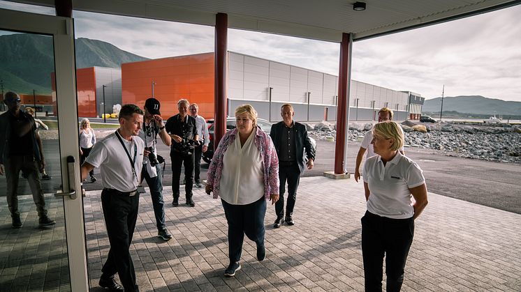 2-Erna Solberg når hun ankommer fabrikken.jpg