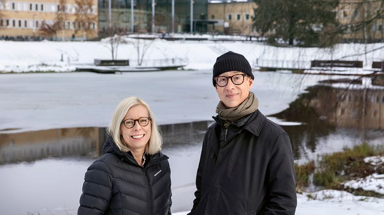 Handelshögskolan vid Umeå universitets avgående rektor Sofia Lundberg och tillträdande rektor Mats Bergman på campus i Umeå. Foto: Malin Grönborg