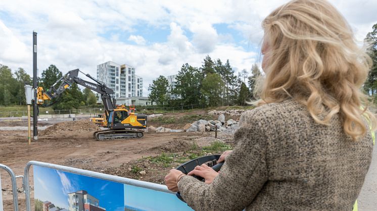 Louise Lindh, VD, Fastighets AB L E Lundberg genomför det första pålslaget genom ett knapptryck. Foto: M&F Foto