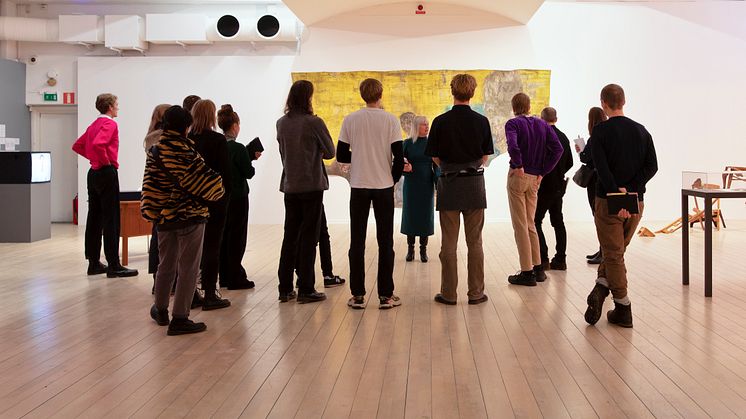 Skolklass besöker utställningen Migration på Malmö Konstmuseum, 2019