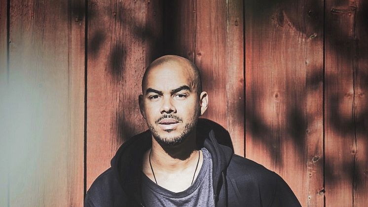 Pop-löftet Simon Damoah släpper idag singeln ”Bagage”