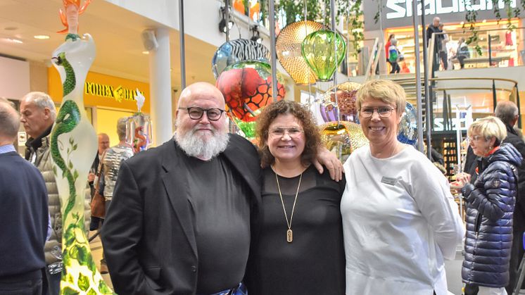 Från vänster: Kjell Engman - konstnär, Laila Sjöfors - Önska-butiken och Margareta Modig - Kosta Boda. Foto: Kungsmässan