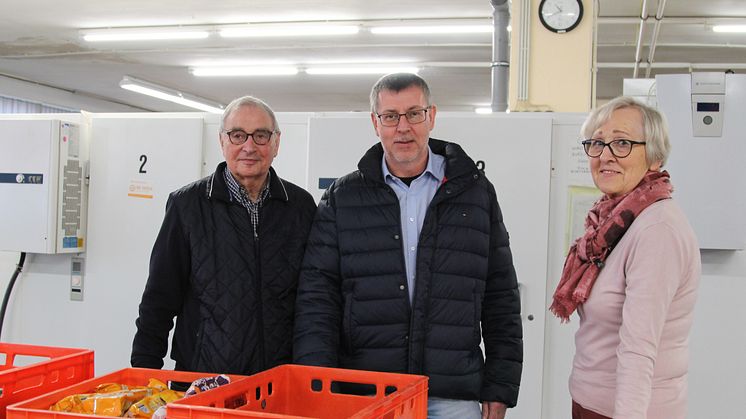 Vorne frische Ware - hinten die Kühleinheiten: Bei der Mindener Tafel ist alles gut organisiert, findet auch Rüdiger Hölscher, Kommunalreferent Westfalen Weser Netz. Marlies Harendza und Wolfgang Reichel zeigen die Abläufe.