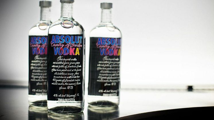 Absolut skapar konst med Andy Warhol igen - i samband med lanseringen av “Andy Warhol Edition” 