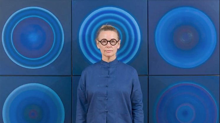 Heikedine Günther, standing in front of ‹Concentric Circles› ((c) Heikedine Günther)