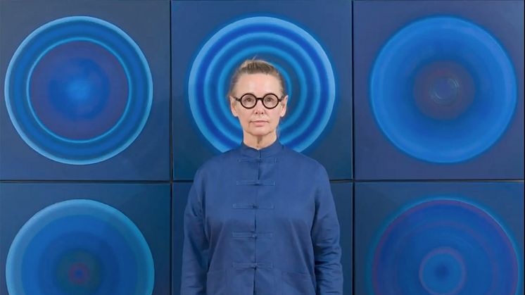 Heikedine Günther vor einem Teil ihrer Werkserie ‹Concentric Circles› ((c) Heikedine Günther)