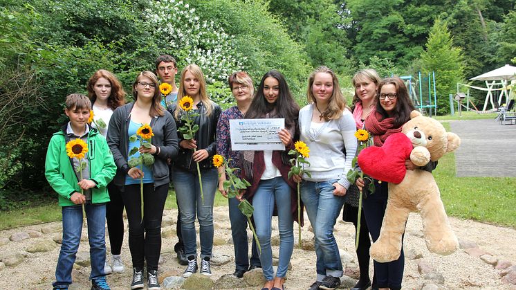 Oberschule Liebertwolkwitz ist „GenialSozial“: Sonnenblumen und Spenden für Bärenherz