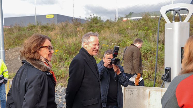 UNIK SATSNING: Posten Bring skal bygge ut ladeinfrastruktur for tyngre kjøretøy i Norge. Konsernsjef Tone Wille og samferdselsminister Jon-Ivar Nygård sto for lanseringen på Hamar mandag ettermiddag. Foto: Posten