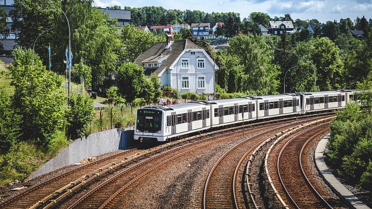 HAR BÅRET SKINNER I 100 ÅR: De gamle T-banesporene på Østensjøbanen er allerede fjernet langs Østensjøveien, og 9. oktober løftes Bryn bru bort for å erstattes av en ny og moderne T-banebru tilpasset ny trasé gjennom Hellerudtunnelen. Foto: Sporveien