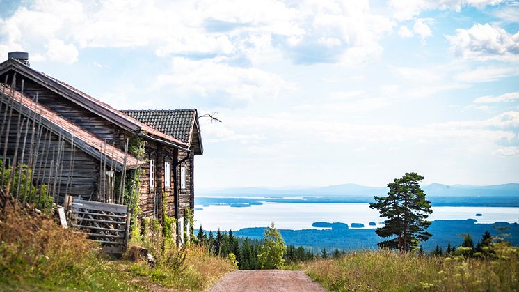 Vy över Orsasjön och de blånande bergen från Fryksås. Foto: Visit Dalarna