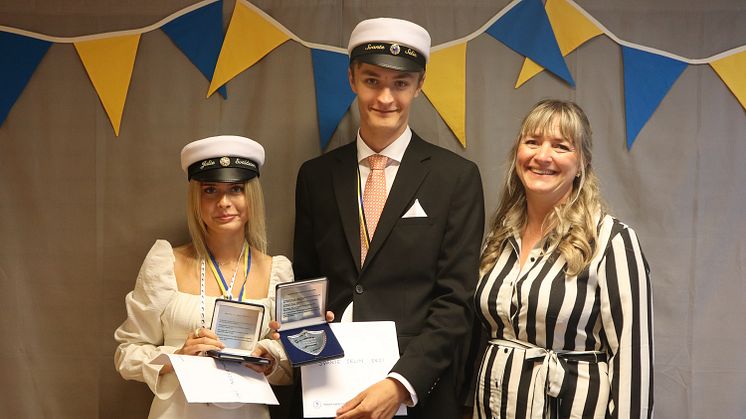 Julie Evaldsson, Svante Selin och Linda Svensson, rektor. Foto: Elin Skugge