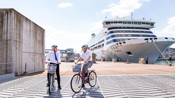 Valdo Kalm und Paavo Nõgene testen den Radweg im Hafen von Tallinn Terminal D. (Fotos: Raul Mee)