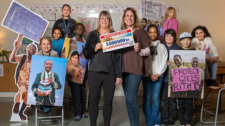 Karlsholmsskolans elever och lärare i Strängnäs hjälper till att visa upp bidraget till World's Children's Prize som satt Mariefred och Sörmland på barnrättskartan.