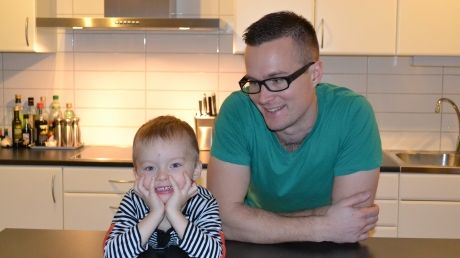 Älvsbyhus med energikalkyler som håller.