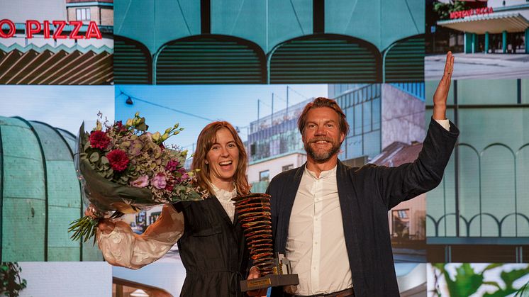 Arkitekterna Klara Jutéus och Rickard Stark representerade OKIDOKI under prisutdelningen.