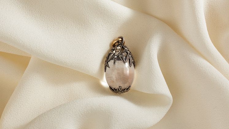 Hänge från firma Fabergé, formgivet av Alma Pihl