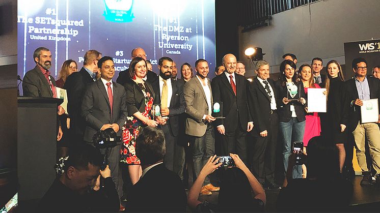 Vänster: Linnéa Lindau, vd Chalmers Ventures, får UBI Globals pris av Ali Amin, vd UBI Global. Höger: Alla topp 20 inkubatorer i kategorin Managed by University. Foto: Chalmers Ventures