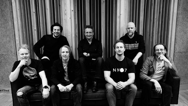 Roar Dons (i midten) med musikerne fra Violet Road og Mathias Dons i Kysten Studio i Tromsø. Foto: Rune Stokmo