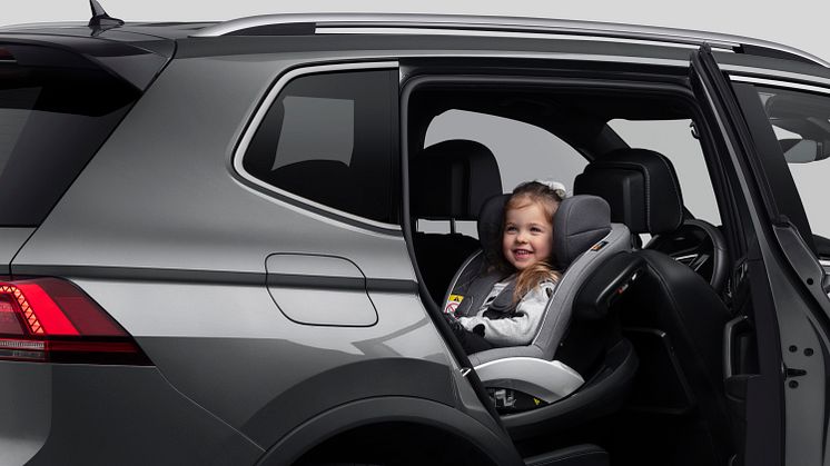 Ett barn bör sitta bakåtvänd i en bilbarnstol fram till minst fyra års ålder.