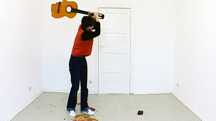 ”Fuck it up and start again (one guitar smashed and mended 7 times)”, 2001 Foto: Sofia Hultén