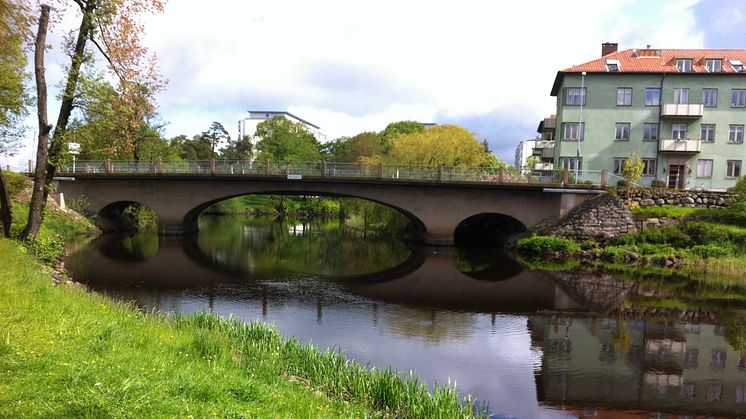 Järnvägsbron i centrala Ängelholm repareras 