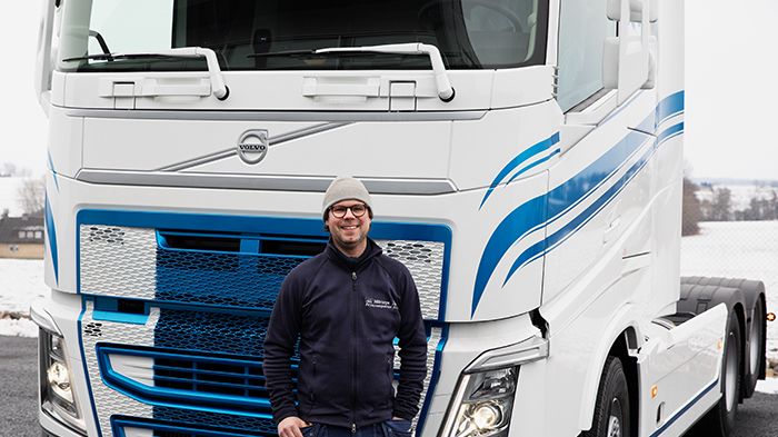 Christoffer Ekman, trafikledare och fordonsansvarig på Mörarps Frystransporter framför den nya gasbilen.