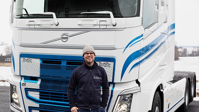 Christoffer Ekman, trafikledare och fordonsansvarig på Mörarps Frystransporter framför den nya gasbilen.