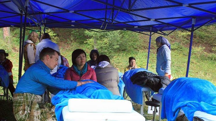Der Wiesbadener Osteopath Oliver Berner war mit Kollegen in Kirgistan und hat Bewohner der Bergdörfer kostenlos behandelt. 