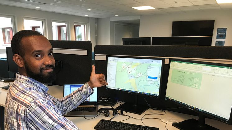 Mohammed Issa, arbetar som miljö- och hälsoskyddsinspektör i Kungsbacka. Han är imponerad över den nya applikationen i webbkartan. När han pekar ut platsen i kartskiktet går det snabbare och det blir mer rättssäkert att få fram rätt värden.