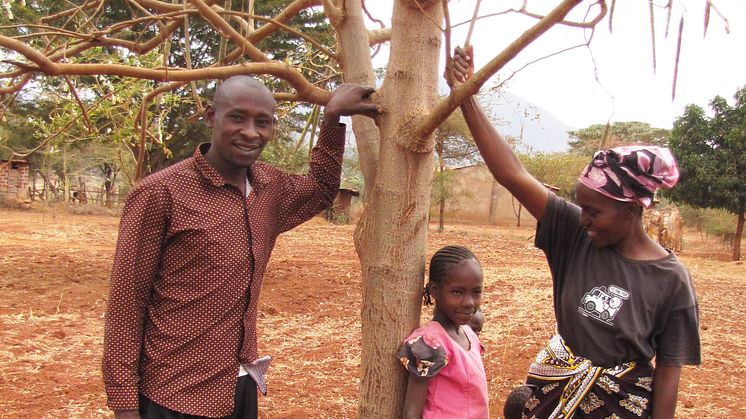 Justice och Esther med sina syskonbarn Mueni, Mutheu, Mwendwa, Mwikali och Mwende vid deras Moringaträd