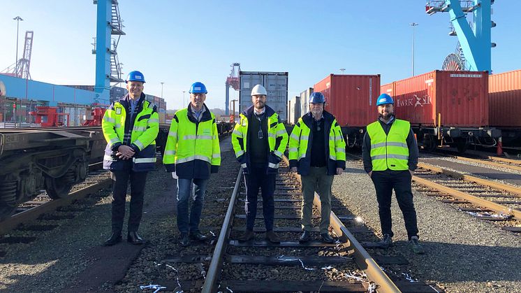 Nikolas Rowland på First Row Shipping & Logistics AB, Mikael Nyman på CFL Cargo Sverige AB och Henrik Horndahl, Svante Altås och Homam Mansour på APM Terminals Gothenburg firar avgången av det första pendeltåget till Piteå.