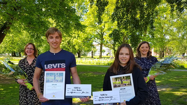 Årets idrottsstipendiater Eric Hedin och Malin Svensson. Bakom till vänster, Lina Larhult  (S) och till höger Johanna Larsson (M)     