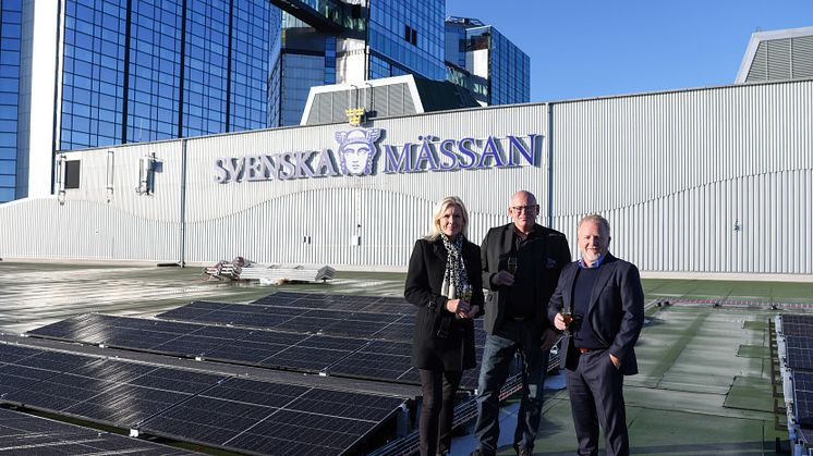 Idag invigdes Svenska Mässan Gothia Towers solcellsanläggning på mässtaket. På bild: Carin Kindbom, vd och koncernchef, Henrik Martinsson, teknisk förvaltare, Joachim Hult, fastighetsdirektör. 2022-10-19. Foto Natalie Greppi.