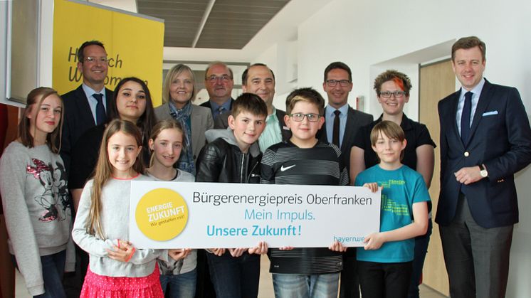 Zeit für oberfränkische Energiehelden: Ingo Schroers, Dr. Corinna Boerner, Rüdiger Lang, Matthias Ritter, Michael Abraham, Malika Pöhlmann und Dr. Oliver Bär (hinten v.l.) mit Realschülern beim Auftakt des Bürgerenergiepreises 2018 in Rehau.