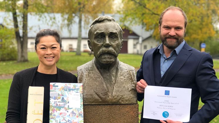 Linn Heed och Pelle Agorelius från Hallbars Research Institute firade framgången för LVMH hållbarhetsrapport med Alfred Nobel och Moet champagne. Foto: Anneli Lyckeborn.