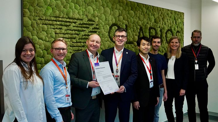 TÜV Nord overleverer valideringserklæringen til Clarios-ledelsen (Christian Rosenkranz, visedirektør for bærekraft og kommunikasjon EMEA i Clarios).
