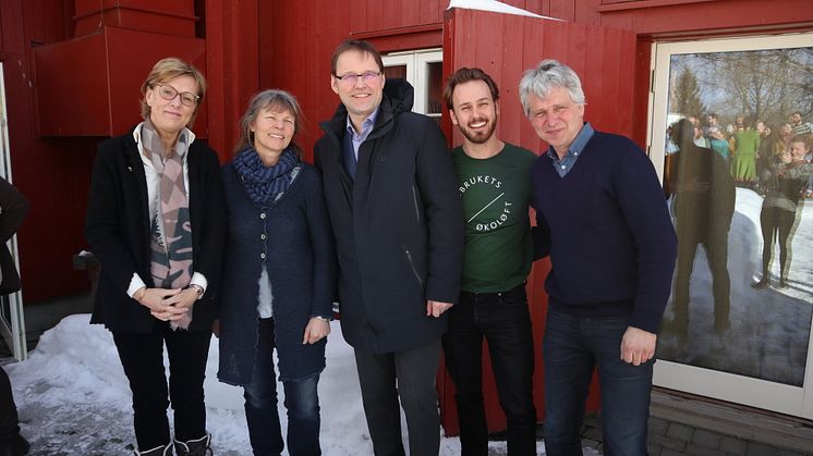 Sigrid Hjørnegård, Generalsekretær Norges Bondelag, Kjersti Hoff, Leder Norsk Bonde- og Småbrukarlag, Widar Skogan, statssekretær LMD, Markus Brun Hustad, Prosjektleder Landbrukets Økoløft, og Børre Solberg, daglig leder i Økologisk Norge. 