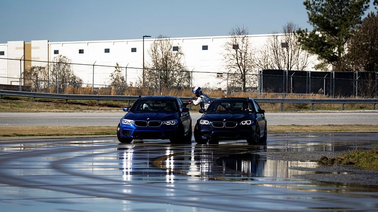 Den nye BMW M5 tankes under rekordforsøget